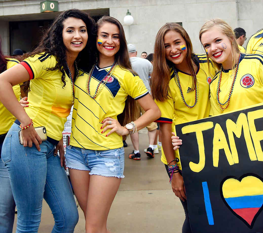 15 Photos Of Overjoyed American Fans Having All The Feels 
